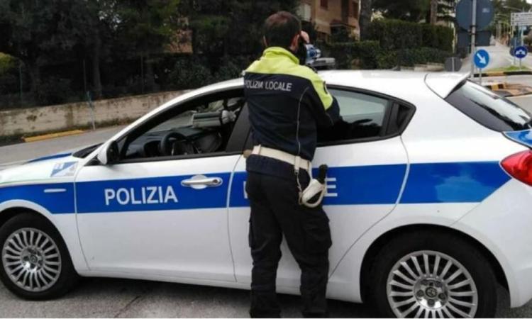 Macerata, lite in strada tra due automobilisti: agente interviene per separarli e si becca un pugno