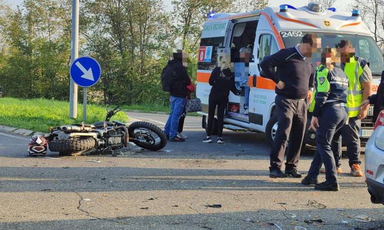 Recanati, scontro all'incrocio tra auto e moto: un 27enne grave a Torrette (FOTO)