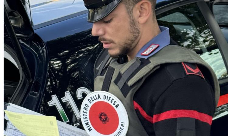 Macerata, in auto con due coltelli e un tirapugni in metallo: denunciato un 20enne