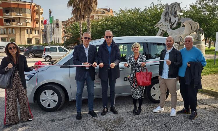 Civitanova, un nuovo mezzo per l'Anvolt: Atac risponde alle esigenze dei pazienti oncologici Civitanova, un nuovo mezzo per l'Anvolt: Atac risponde alle esigenze dei pazienti oncologici