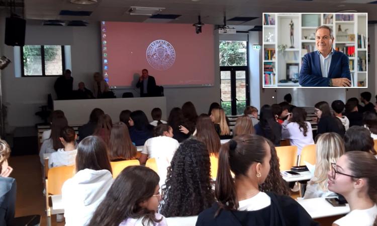 Macerata, "Ripensando Maometto e Carlo Magno": lezione del professor Hodges per gli studenti del liceo classico Macerata, "Ripensando Maometto e Carlo Magno": lezione del professor Hodges per gli studenti del liceo classico
