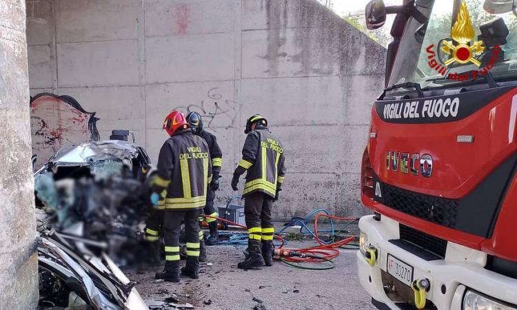 Incidente choc, auto contro pilone di un cavalcavia ferroviario: muore l'uomo alla guida