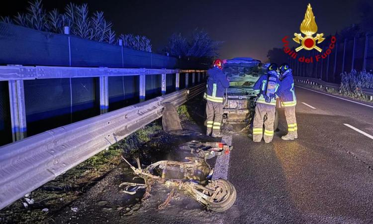 Tremendo scontro tra auto e scooter, mezzi in fiamme dopo lo schianto: perde la vita un 58enne Tremendo scontro tra auto e scooter, mezzi in fiamme dopo lo schianto: perde la vita un 58enne