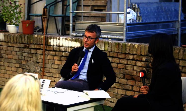 L'EDITORIALE DI FUSARO - Alternanza senza alternativa. Miseria di destra e sinistra L'EDITORIALE DI FUSARO - Alternanza senza alternativa. Miseria di destra e sinistra
