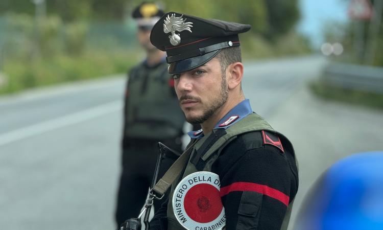 Muccia, pistola automatica detenuta illegalmente: arrestato 56enne Muccia, pistola automatica detenuta illegalmente: arrestato 56enne