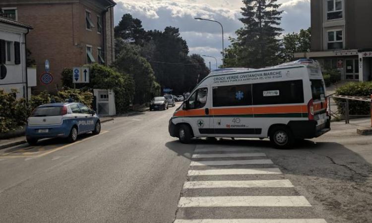 Civitanova - Ragazza di 20 anni semina il caos: calci e pugni ai poliziotti, poi in ospedale morde un medico Civitanova - Ragazza di 20 anni semina il caos: calci e pugni ai poliziotti, poi in ospedale morde un medico