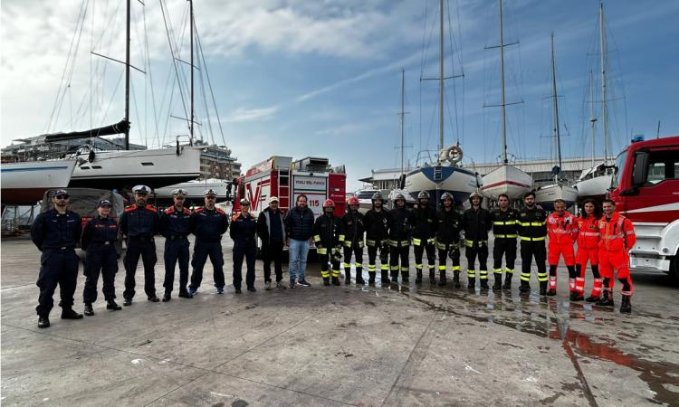 Civitanova - Scoppia incendio al porto, ma è solo un'esercitazione Civitanova - Scoppia incendio al porto, ma è solo un'esercitazione