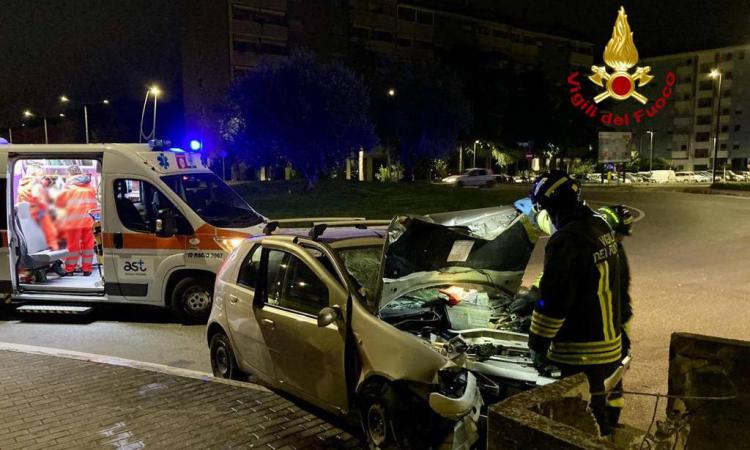 Perde il controllo dell'auto alla rotonda e si schianta contro il muro: estratto dai vigili del fuoco