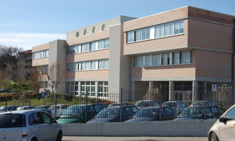 Recanati, choc al liceo scientifico: 15enne cade da una finestra, è grave Recanati, choc al liceo scientifico: 15enne cade da una finestra, è grave