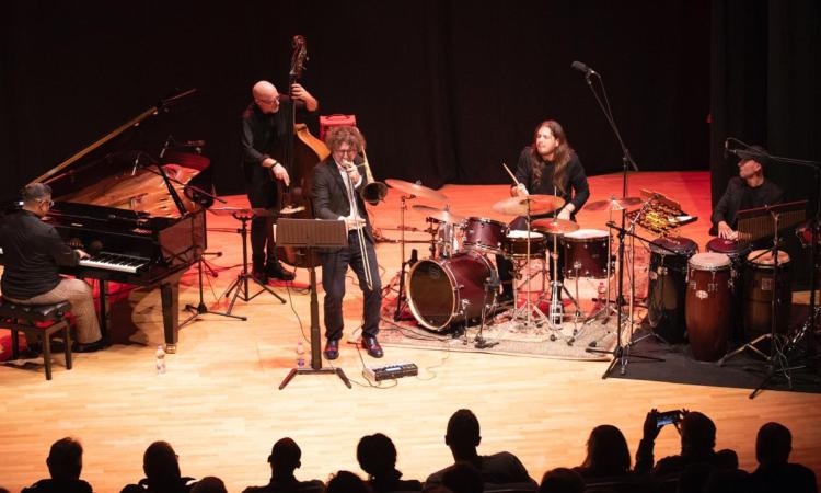 Tolentino Jazz in grande stile: Benito Gonzalez e la sua band scatenano il Politeama con una performance travolgente Tolentino Jazz in grande stile: Benito Gonzalez e la sua band scatenano il Politeama con una performance travolgente