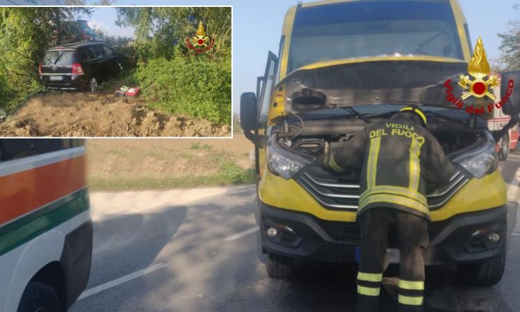Montecosaro, scontro all'incrocio tra scuolabus e auto: due feriti a Torrette Montecosaro, scontro all'incrocio tra scuolabus e auto: due feriti a Torrette