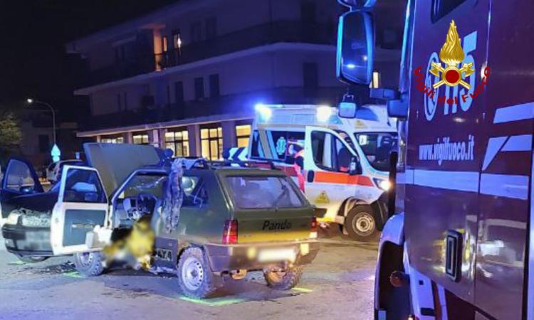 Scontro frontale tra due auto: due feriti trasferiti in ospedale Scontro frontale tra due auto: due feriti trasferiti in ospedale