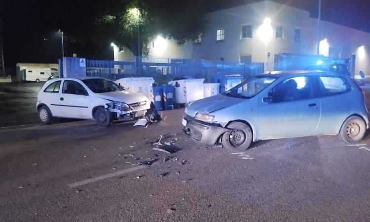 Tolentino, frontale fra due auto: uno dei conducenti trasportato all'ospedale Tolentino, frontale fra due auto: uno dei conducenti trasportato all'ospedale