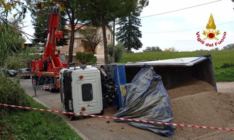 Tolentino, camion si ribalta lungo la Provinciale: strada chiusa al traffico