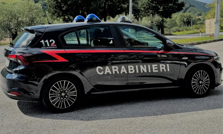 Camerino, auto sospetta vicino al campus universitario: arrestati due giovani con droga e armi Camerino, auto sospetta vicino al campus universitario: arrestati due giovani con droga e armi