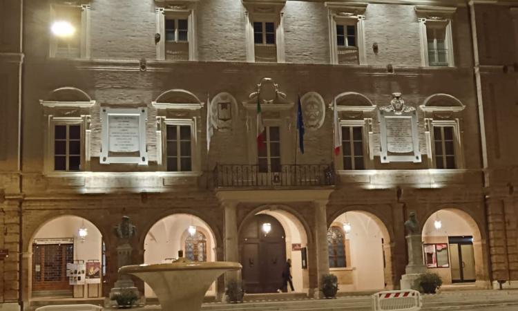 San Severino, la facciata del Palazzo Comunale si tinge di bianco per la lotta al cancro polmonare