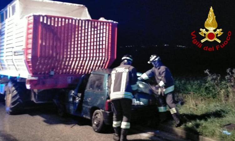 Morrovalle, auto rimane incastrata sotto un mezzo agricolo: 24enne a Torrette