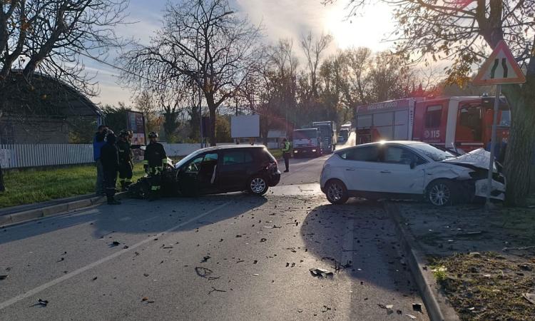 San Severino, schianto tra due auto nella zona industriale: feriti i conducenti San Severino, schianto tra due auto nella zona industriale: feriti i conducenti