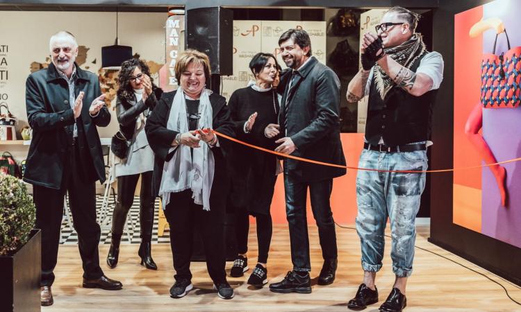 Corridonia, Art-Pelle debutta alla Milano Fashion Week e inaugura il nuovo Factory Store: borse 100% lavabili in lavatrice Corridonia, Art-Pelle debutta alla Milano Fashion Week e inaugura il nuovo Factory Store: borse 100% lavabili in lavatrice