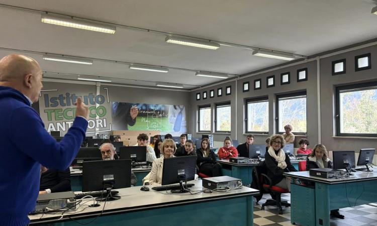 Matelica, ex studenti dell'Itc Antinori ritornano tra i banchi a 50 anni dal diploma Matelica, ex studenti dell'Itc Antinori ritornano tra i banchi a 50 anni dal diploma