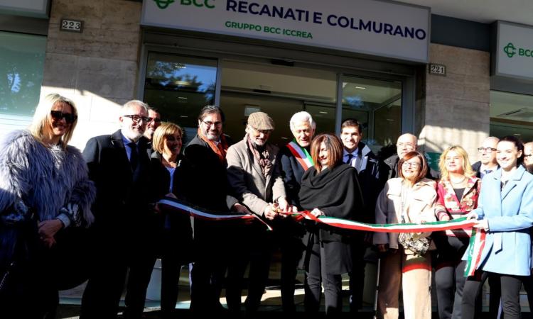 Macerata la nuova filiale della Bcc Recanati e Colmurano: "Spazi aperti e relazioni più vicine ai clienti" (VIDEO e FOTO)