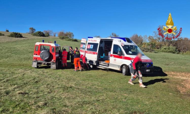 Incidente nei Prati di Gagliole: motociclista recuperato dai soccorritori con mezzo 4x4 Incidente nei Prati di Gagliole: motociclista recuperato dai soccorritori con mezzo 4x4