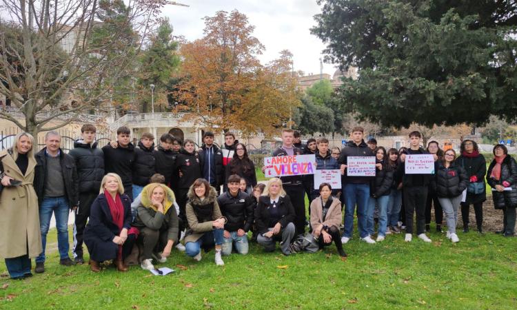 Macerata, "L'Amore non è violenza": il coro degli studenti dell'Itas e del Bramante-Pannacci per le vittime di femminicidio Macerata, "L'Amore non è violenza": il coro degli studenti dell'Itas e del Bramante-Pannacci per le vittime di femminicidio