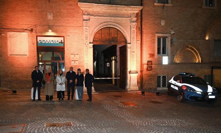 Macerata si illumina di arancione contro la violenza sulle donne: la Questura aderisce all'iniziativa Macerata si illumina di arancione contro la violenza sulle donne: la Questura aderisce all'iniziativa