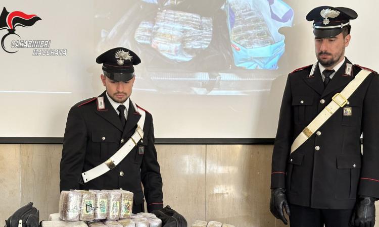 Blitz in un appartamento: sequestrati oltre 30 kg di droga, in manette un uomo e una donna