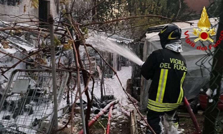 Rogo in un annesso agricolo: edificio adiacente evacuato per fumo Rogo in un annesso agricolo: edificio adiacente evacuato per fumo