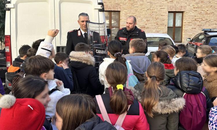 Macerata, visita alla caserma dei carabinieri: gli alunni del "Fermi" scoprono il mondo delle forze dell'ordine