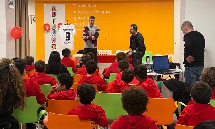 Melchiorri ai giovani dell'Atletico Macerata: "La serietà è la chiave per andare avanti" (FOTO e VIDEO) Melchiorri ai giovani dell'Atletico Macerata: "La serietà è la chiave per andare avanti" (FOTO e VIDEO)