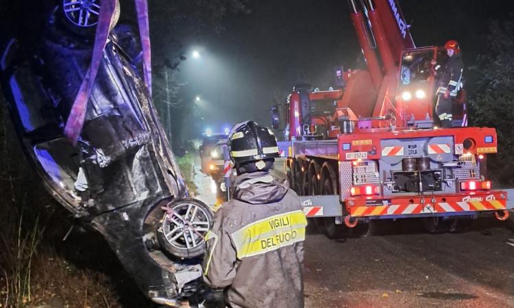 San Severino, esce di strada e finisce con l'auto giù dal ponte: pauroso incidente nella notte (FOTO)