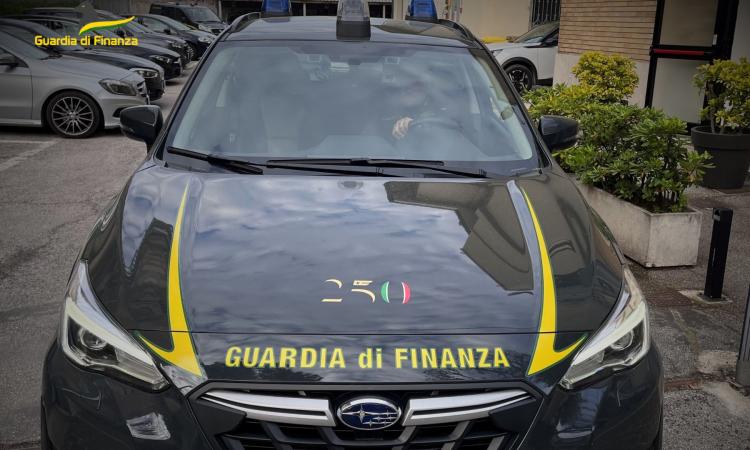 Civitanova, oltre 3300 capi d'abbigliamento non a norma: scatta il sequestro