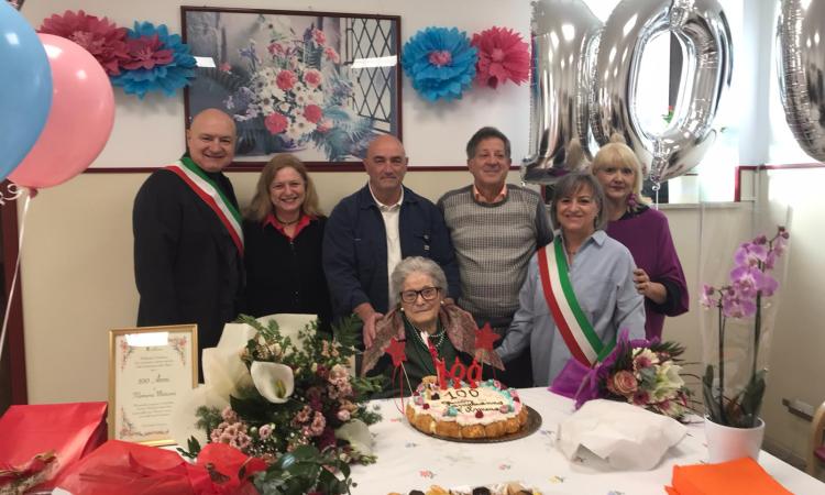 Recanati, compleanno speciale per Filomena Marconi: la storica bidella compie 100 anni