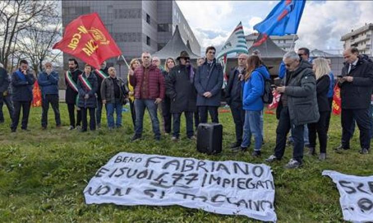 Crisi Beko, anche Acquaroli alla manifestazione dei lavoratori: "Il piano della proprietà è inaccettabile" Crisi Beko, anche Acquaroli alla manifestazione dei lavoratori: "Il piano della proprietà è inaccettabile"