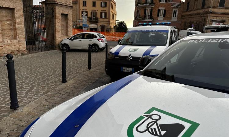Macerata, con l'auto contro l'ingresso dello Sferisterio: tradito da un colpo di sonno (FOTO)