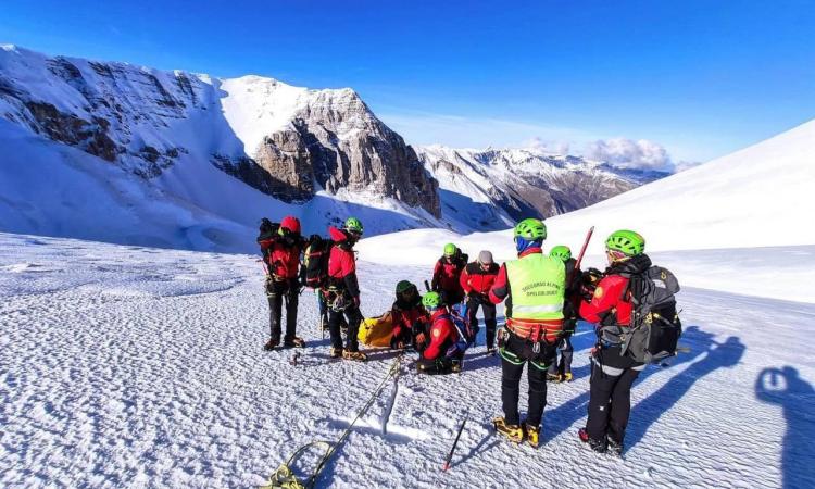 "Il ghiaccio nascosto sotto la neve aumenta i rischi in montagna": l'appello del Soccorso Alpino