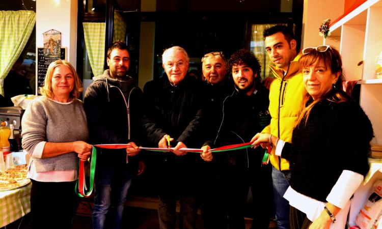 Macerata, un nuovo punto vendita di eccellenze locali a km 0: dalle colline maceratesi a Collevario (FOTO) Macerata, un nuovo punto vendita di eccellenze locali a km 0: dalle colline maceratesi a Collevario (FOTO)