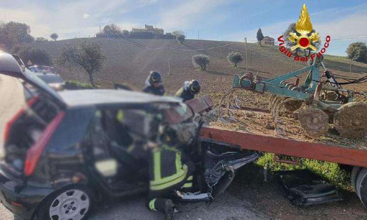 Scontro tra un'auto e il rimorchio di un trattore: due feriti a Torrette (FOTO)