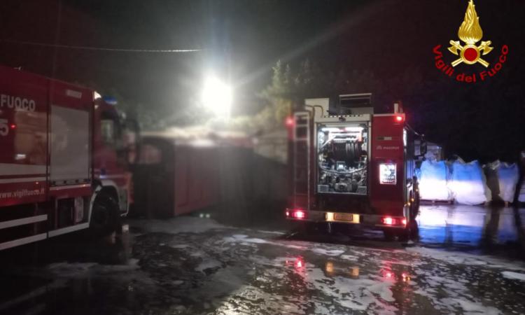 Montecassiano, incendio nel parcheggio di una ditta: sul posto tre squadre dei vigili del fuoco