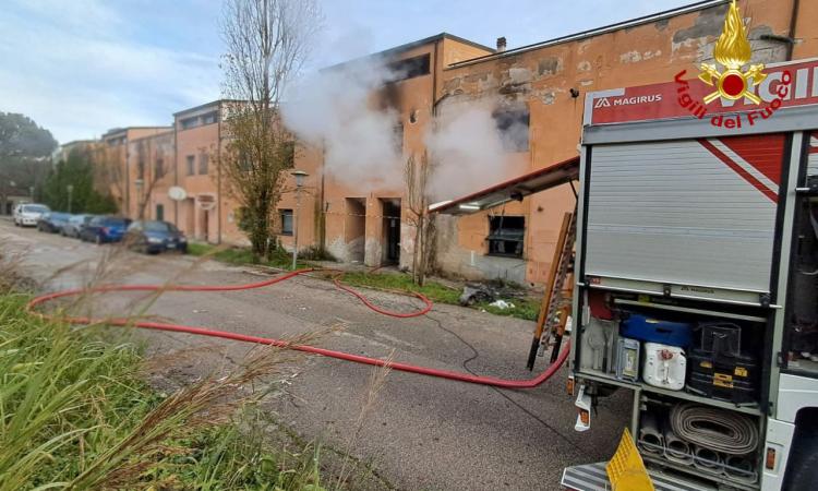 Scoppia incendio in uno stabile, evacuati tre appartamenti: una persona ferita