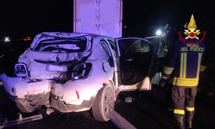 A14, scontro tra auto e camion all'altezza di Civitanova: donna trasportata all'ospedale