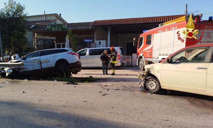 Scontro tra due auto provoca la rottura di un tubo del metano: intervengono i vigili del fuoco Scontro tra due auto provoca la rottura di un tubo del metano: intervengono i vigili del fuoco