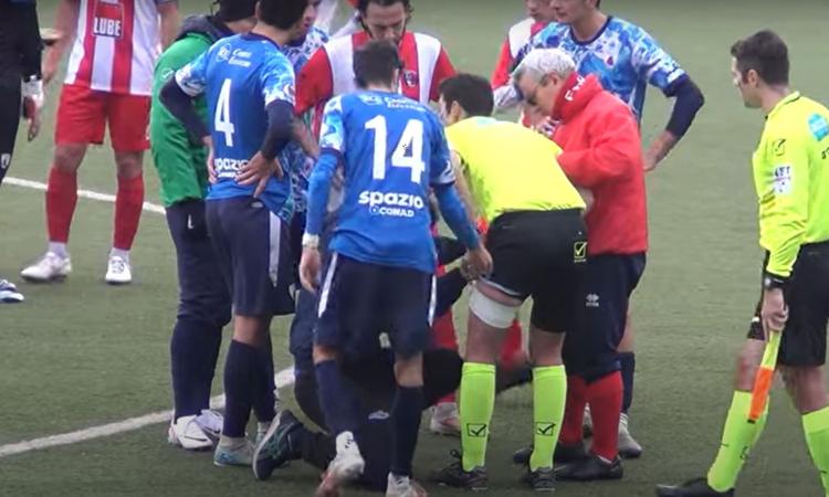 L'arbitro non ce la fa: sospesa la partita tra Aurora Treia e Azzurra Sbt (VIDEO) L'arbitro non ce la fa: sospesa la partita tra Aurora Treia e Azzurra Sbt (VIDEO)