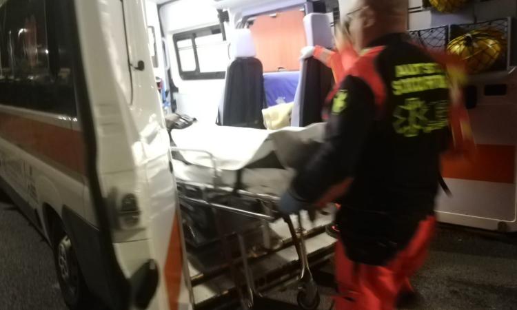 Si tuffa in mare di notte e non riesce a tornare a riva: salvata assessore e milite