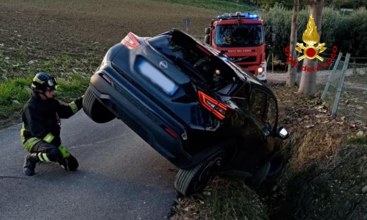 L'auto resta in bilico sulla cunetta: la conducente liberata dai vigili del fuoco