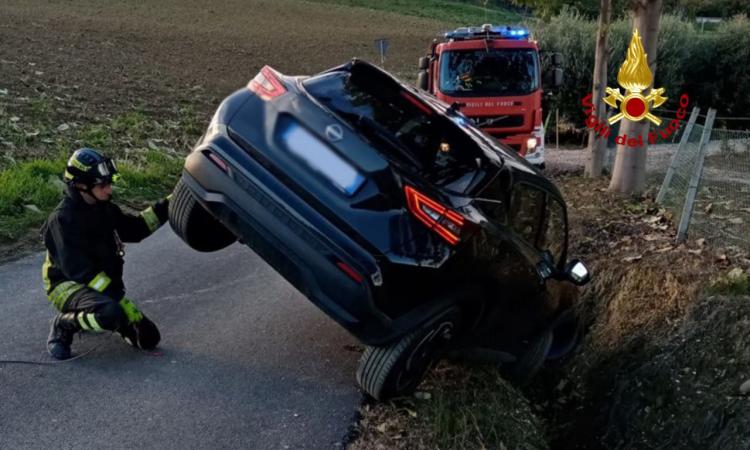 L'auto resta in bilico sulla cunetta: la conducente liberata dai vigili del fuoco L'auto resta in bilico sulla cunetta: la conducente liberata dai vigili del fuoco