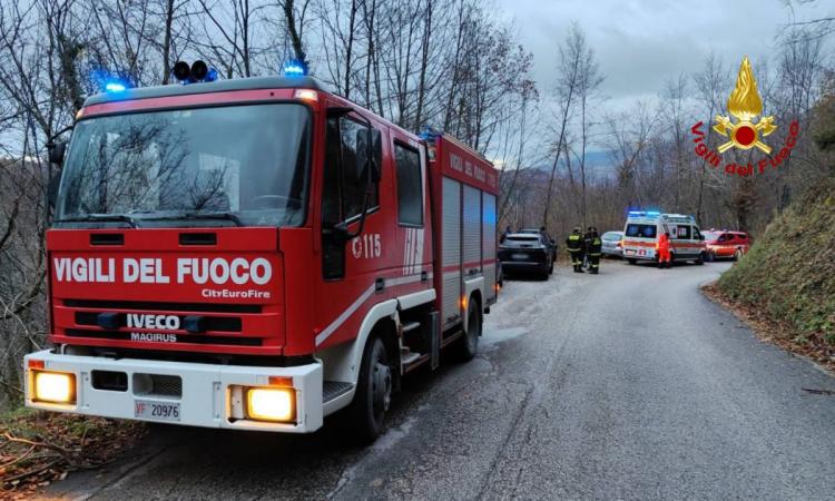 Cercatore di tartufi scivola in un pendio e si infortuna: recuperato dai vigili del fuoco Cercatore di tartufi scivola in un pendio e si infortuna: recuperato dai vigili del fuoco