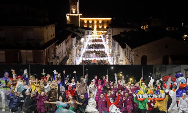Castelraimondo, una parata natalizia "da favola": la magia dei personaggi Disney colora la città Castelraimondo, una parata natalizia "da favola": la magia dei personaggi Disney colora la città